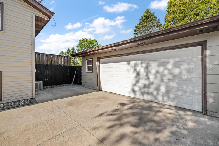 Property Photo:  855 Lois Ct  WI 53027 