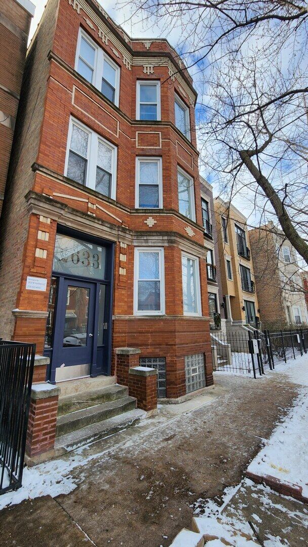 Property Photo: 2633 W Haddon Avenue 2R IL 60622