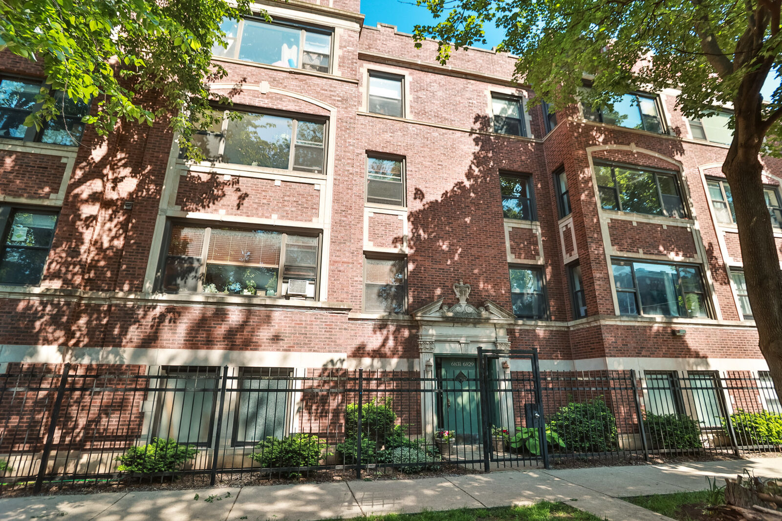 Property Photo:  6829 N Greenview Avenue 2  IL 60626 