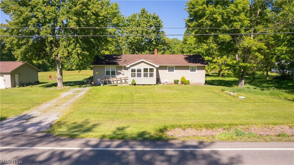 Property Photo:  887 State Route 534 NW  OH 44444 