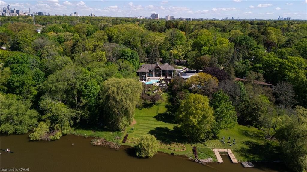 Property Photo: 1510 Pinetree Crescent ON L5G 2S8