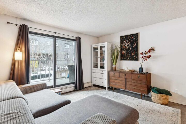 Property Photo: 835 19 Avenue SW 106 AB T2T 0H6