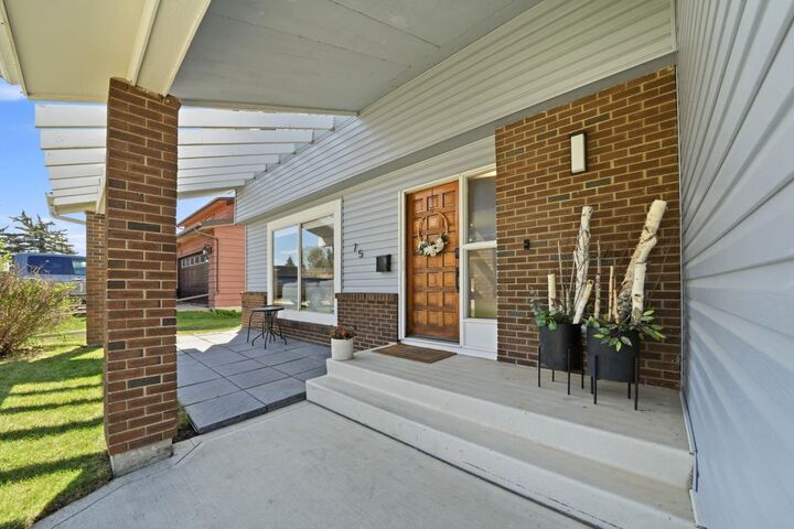 Property Photo:  75 Hill Crescent  AB T4N 6G3 