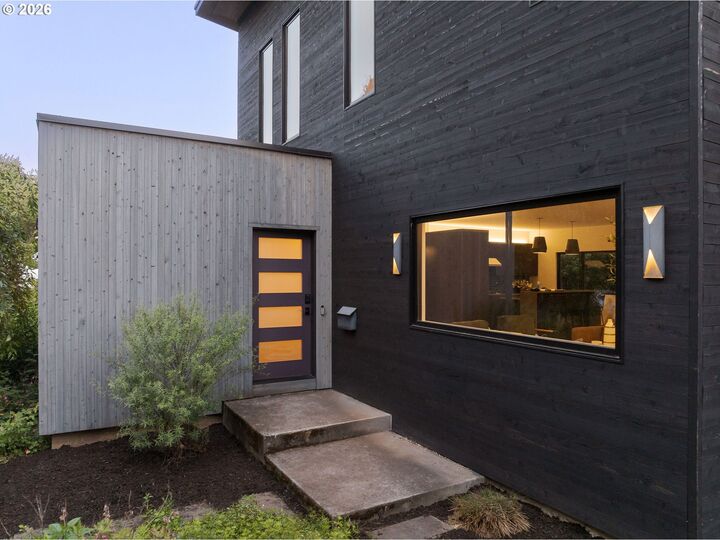 Property Photo:  2540 SE Clay St  OR 97214 