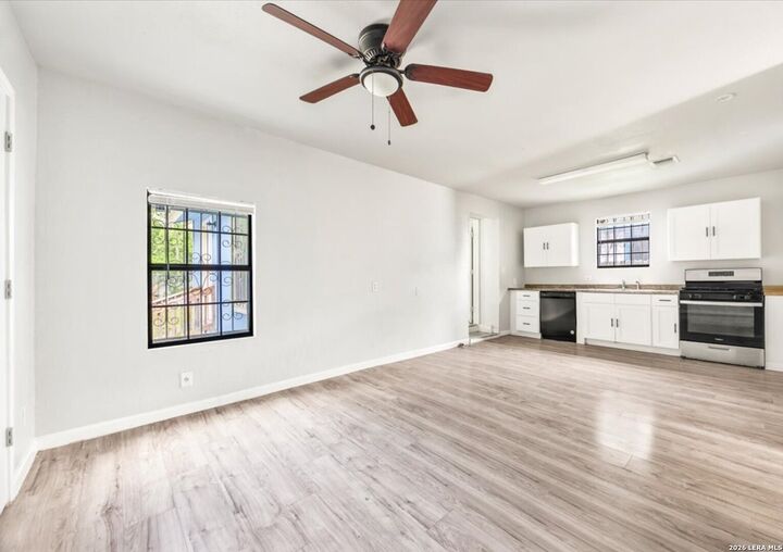 Property Photo:  2033 SW 19th St  TX 78207 