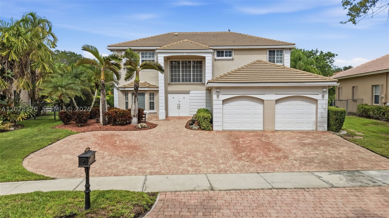Property Photo: 2608 Oakbrook Ct FL 33332