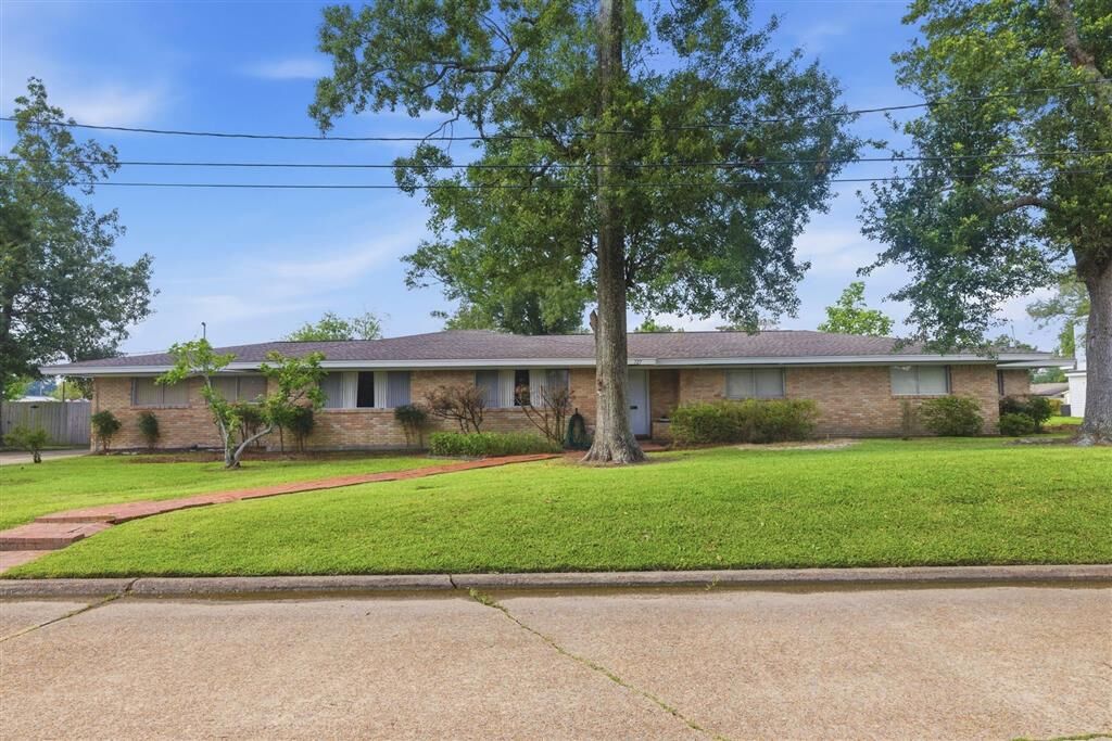 Property Photo: 727 Julius Street LA 70605