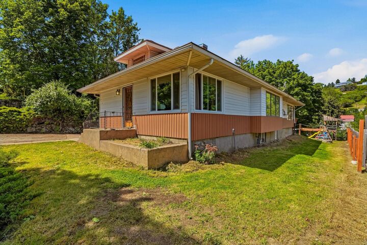 Property Photo: 812 S Lake St WA 99111