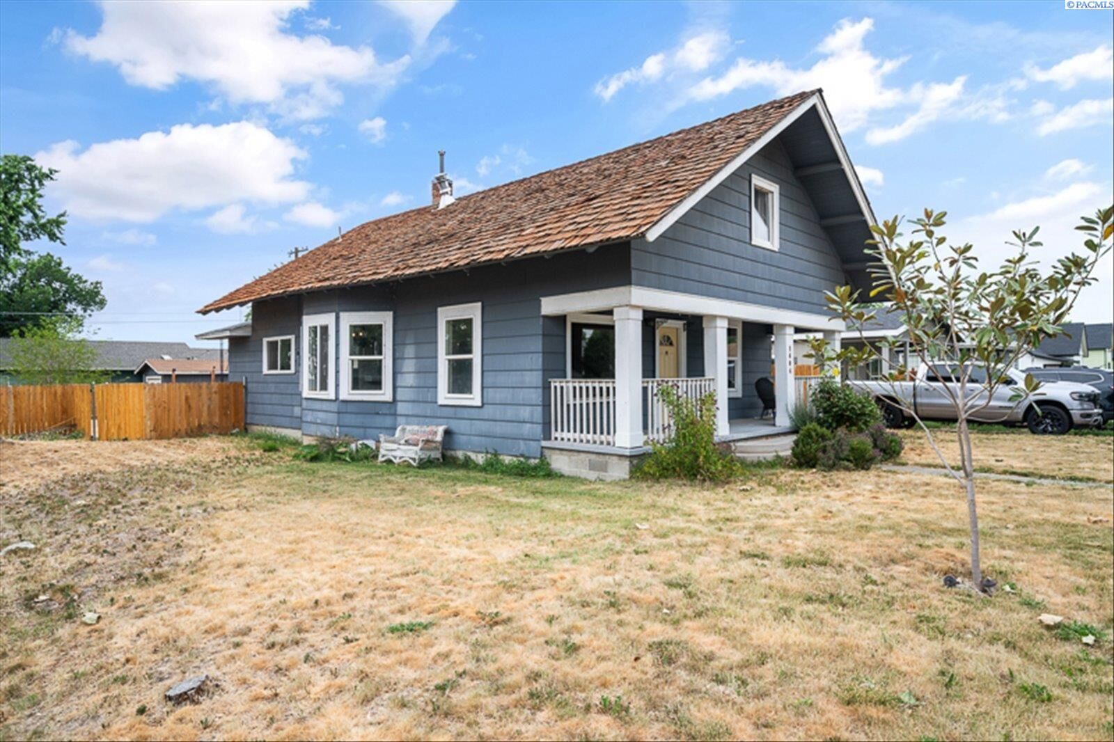 Property Photo:  1404 Grant Ave  WA 99350 