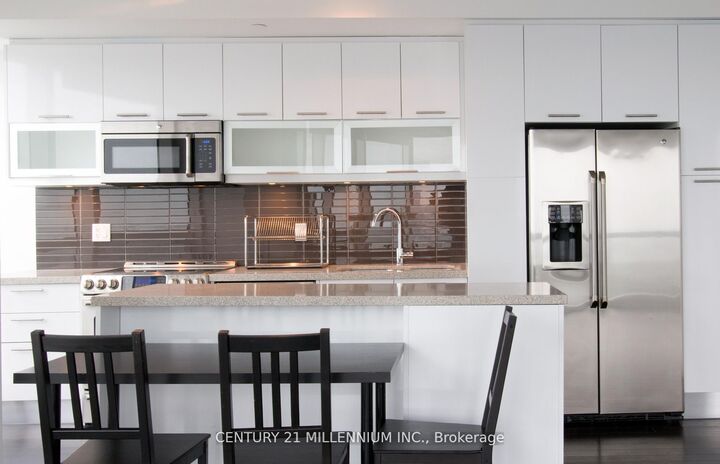 Property Photo:  388 Yonge Street 7002  ON M5B 0A4 