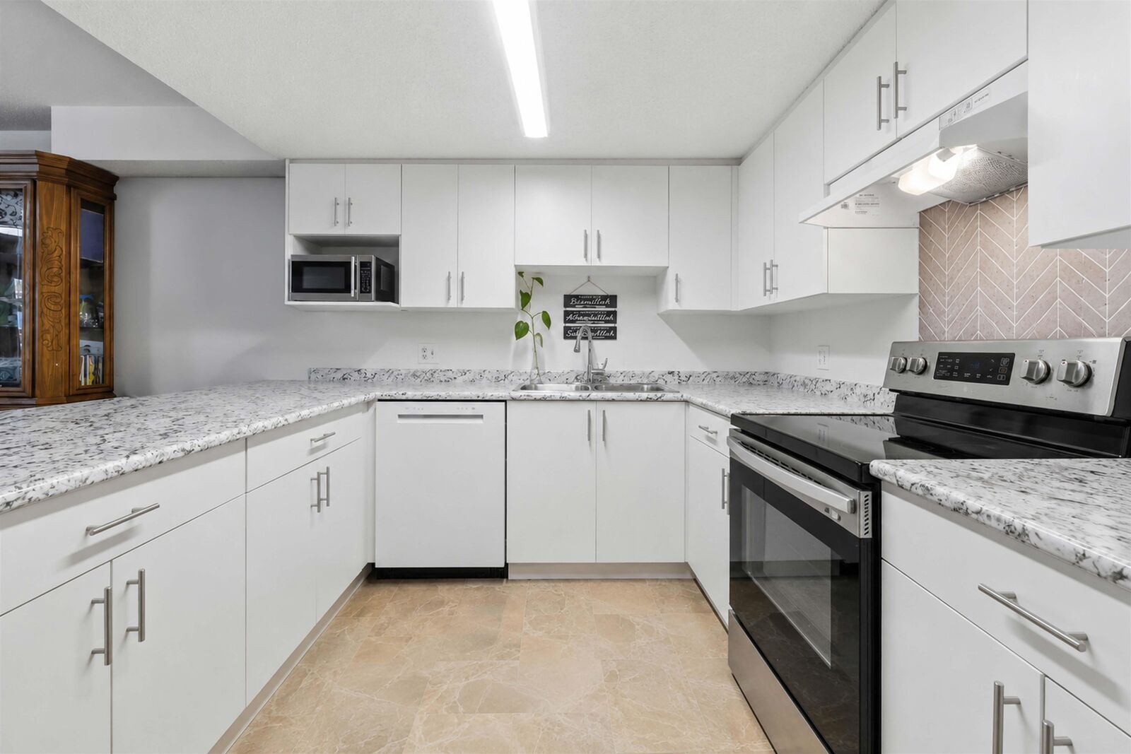 Property Photo: 7139 133A Street 103 BC V3W 8A1