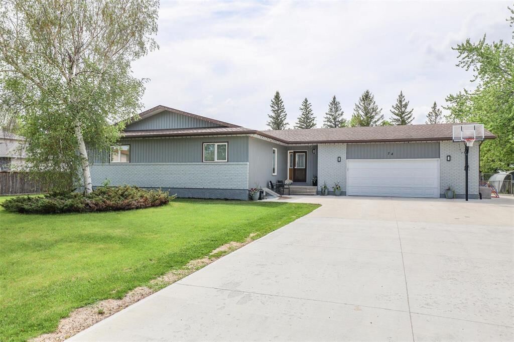 Property Photo:  74 Larch Bay  MB R5N 0J4 