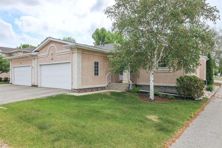 Property Photo:  650 Warde Avenue  MB R2N 3Z7 