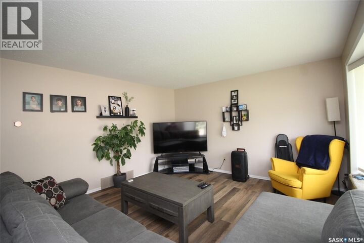 Property Photo:  622 9th Street W  SK S0N 2M0 