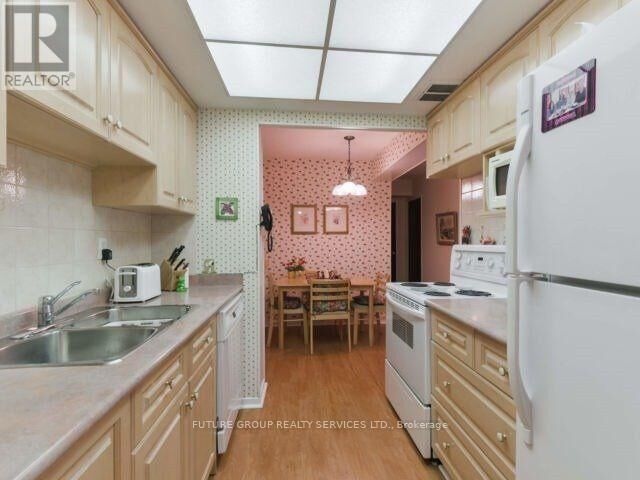 Property Photo:  3100 Kirwin Avenue 1601  ON L5A 3S6 