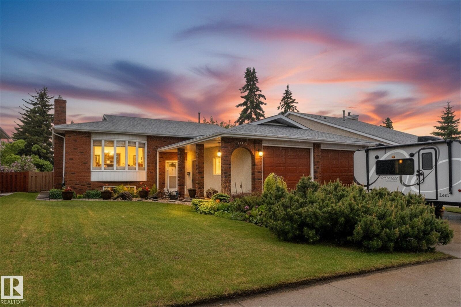 Property Photo:  11331 25 Avenue NW  AB T6J 5J1 