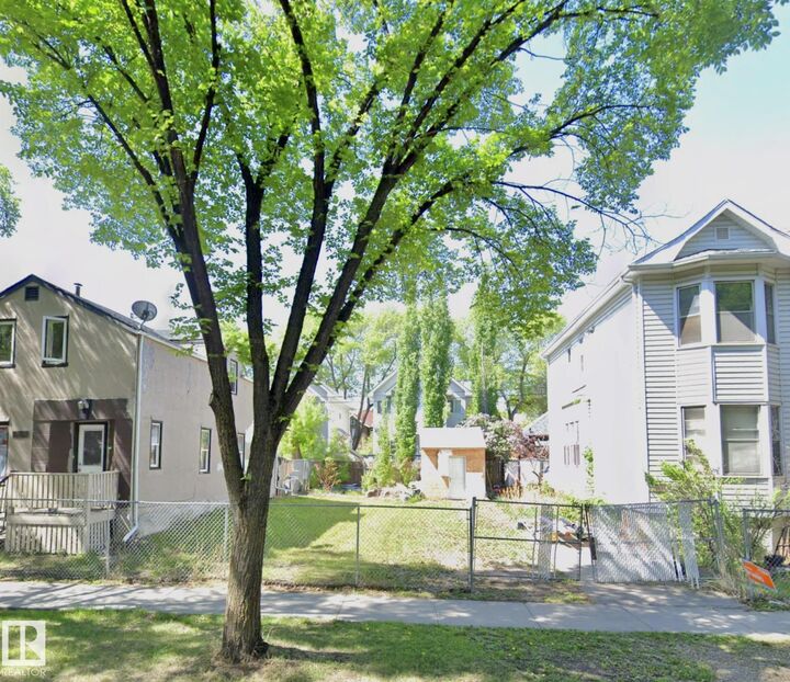 10858 92 Street NW — photo 1