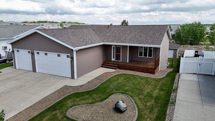Property Photo:  3307 Frost Lane  ND 58503 