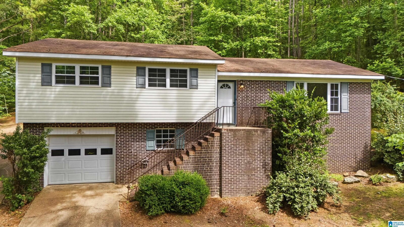 Property Photo: 215 Oak Ridge Drive AL 35121