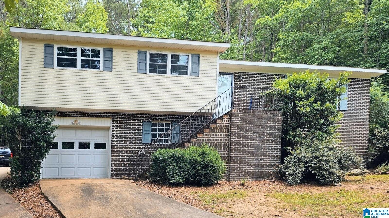 Property Photo:  215 Oak Ridge Drive  AL 35121 