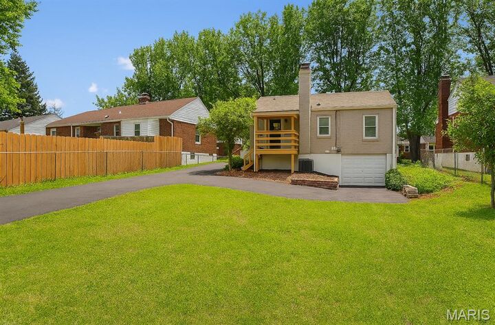 Property Photo: 901 Fontaine Place MO 63137