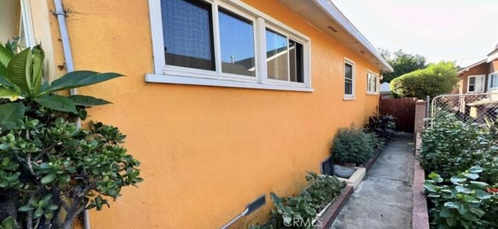 Property Photo:  7517 N Ontario Street  CA 91504 