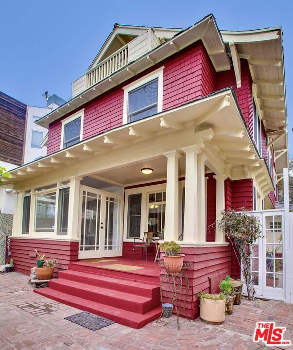 Property Photo:  105 Park Place  CA 90291 