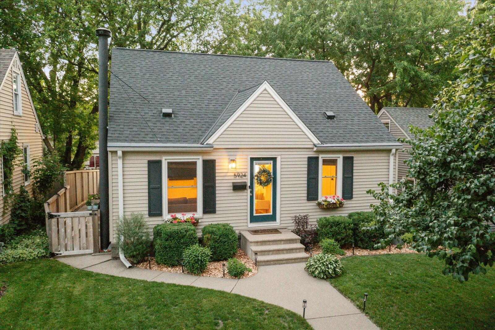 Property Photo:  5924 Vincent Avenue S  MN 55410 