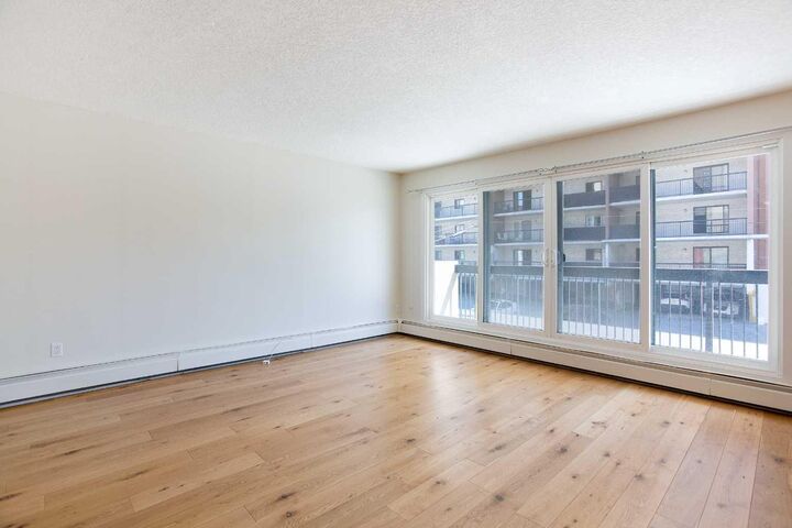 Property Photo: 1033 15 Avenue SW 204 AB T2R 0S5