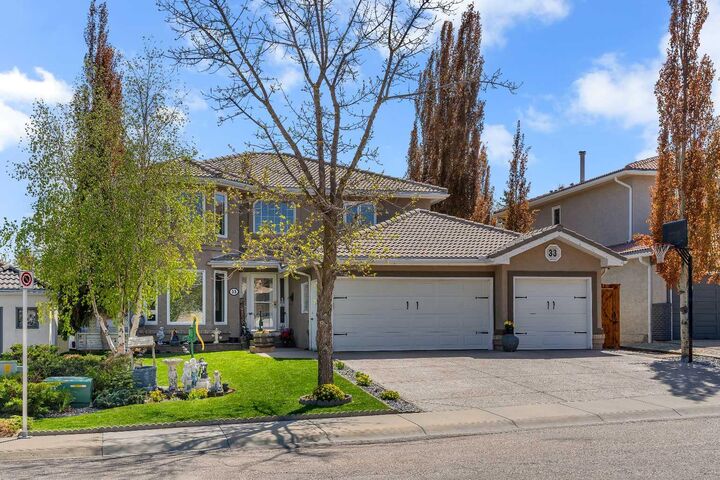 Property Photo:  33 Edgevalley Way NW  AB T3A 4X7 