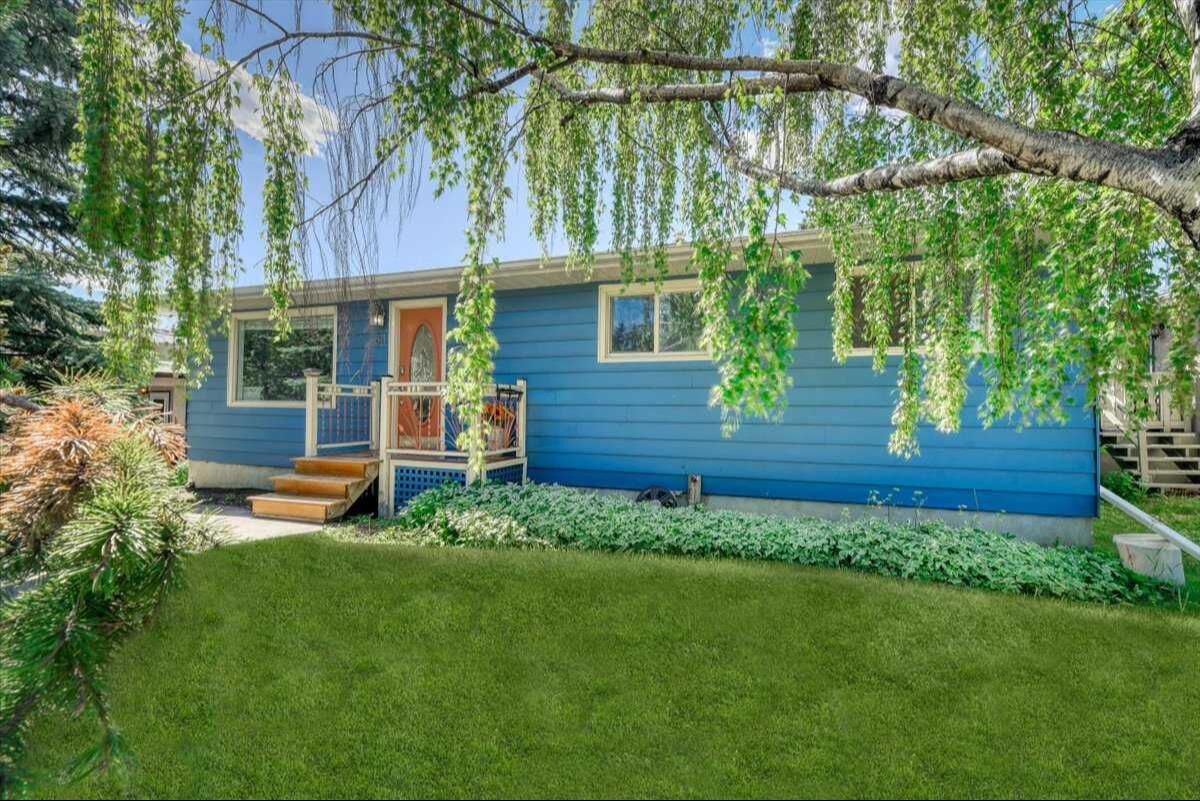 Property Photo: 811 Southmount Place SW AB T2W 0R4