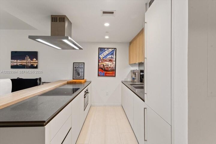 Property Photo:  1000 Brickell Plz 3303  FL 33131 