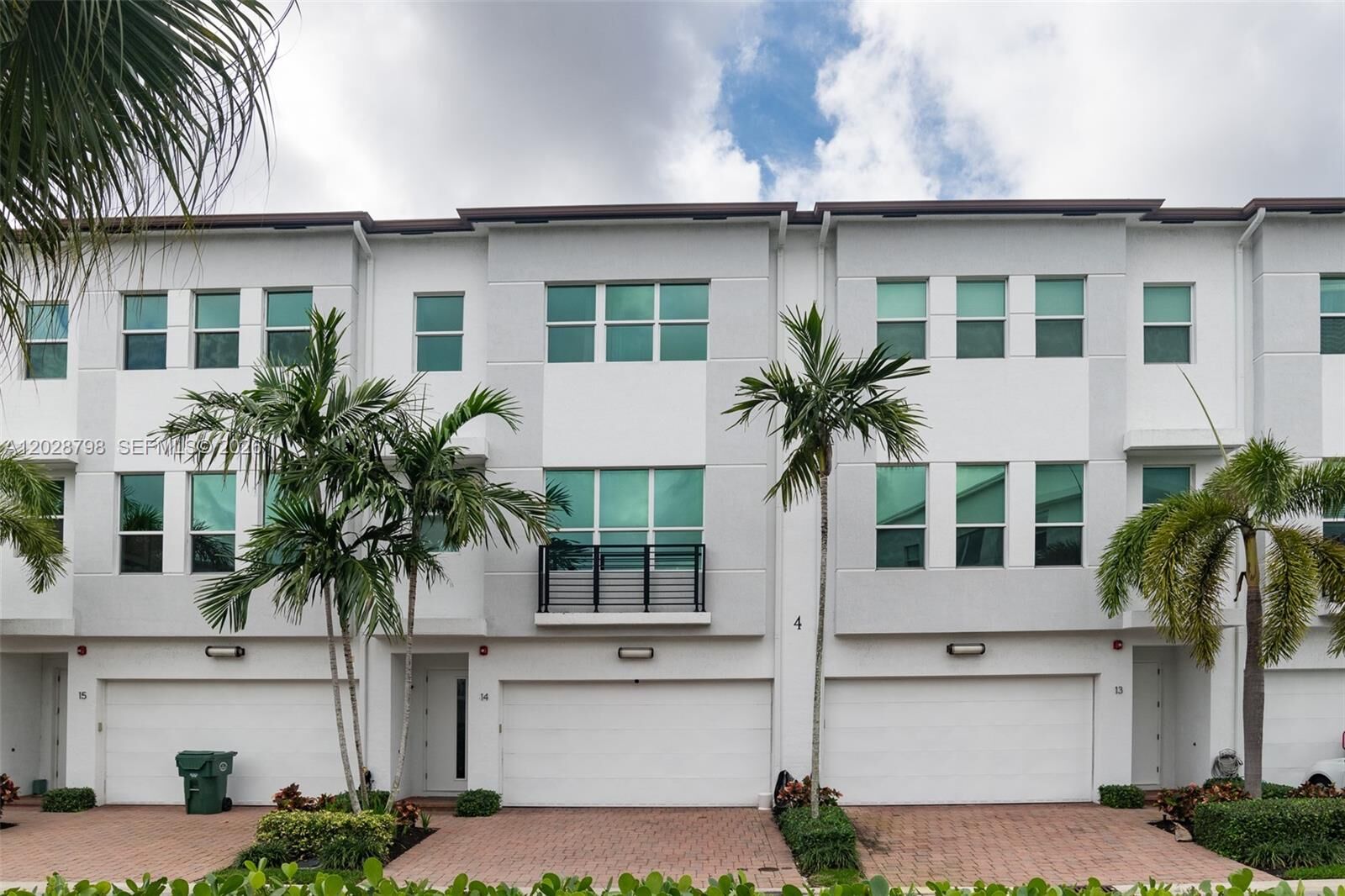 Property Photo:  2900 NE 12th Ter 14  FL 33334 