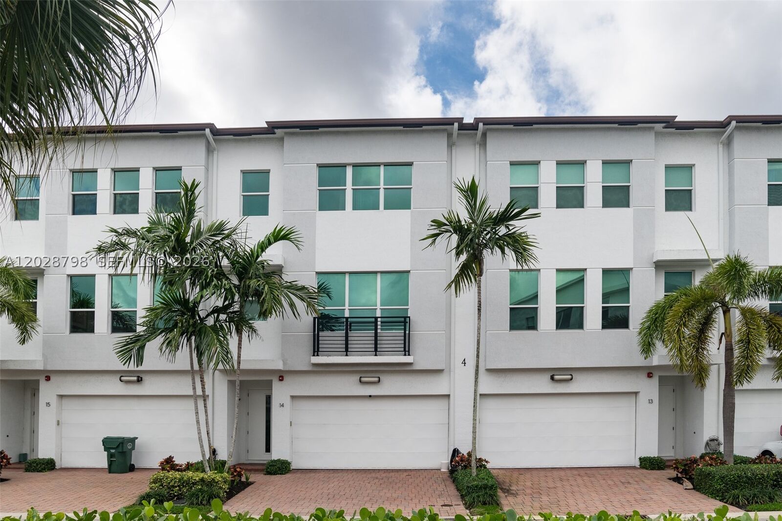 Property Photo: 2900 NE 12th Ter 14 FL 33334