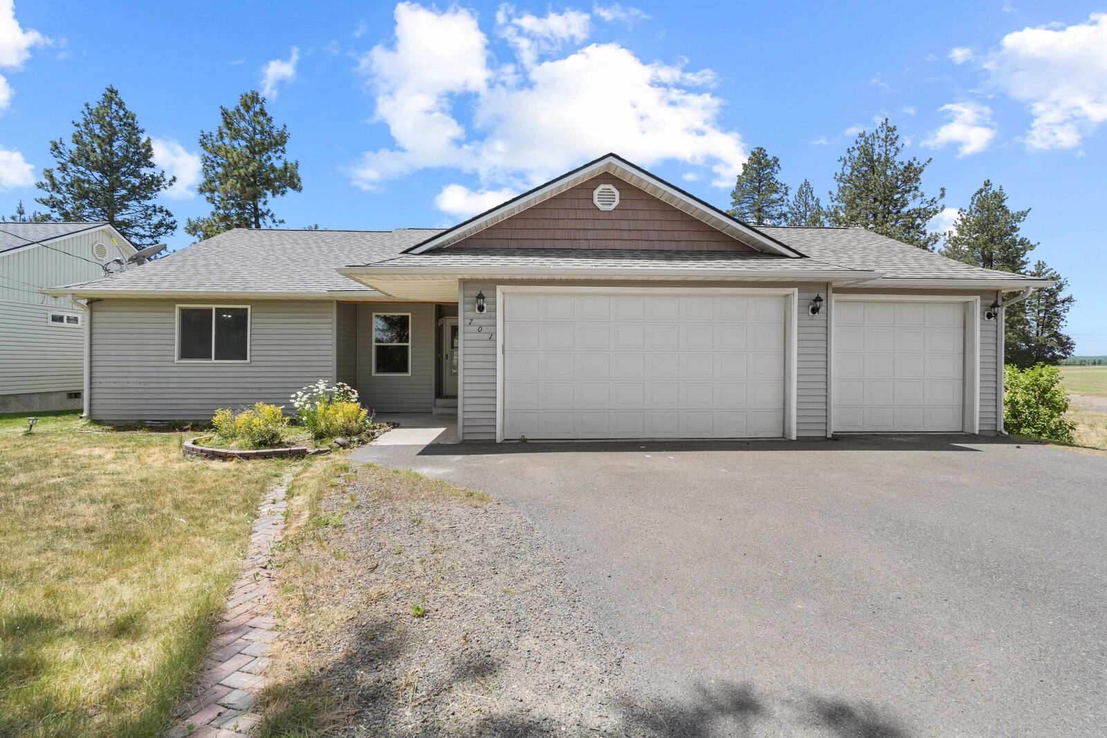 Property Photo: 701 N Lefevre St WA 99022