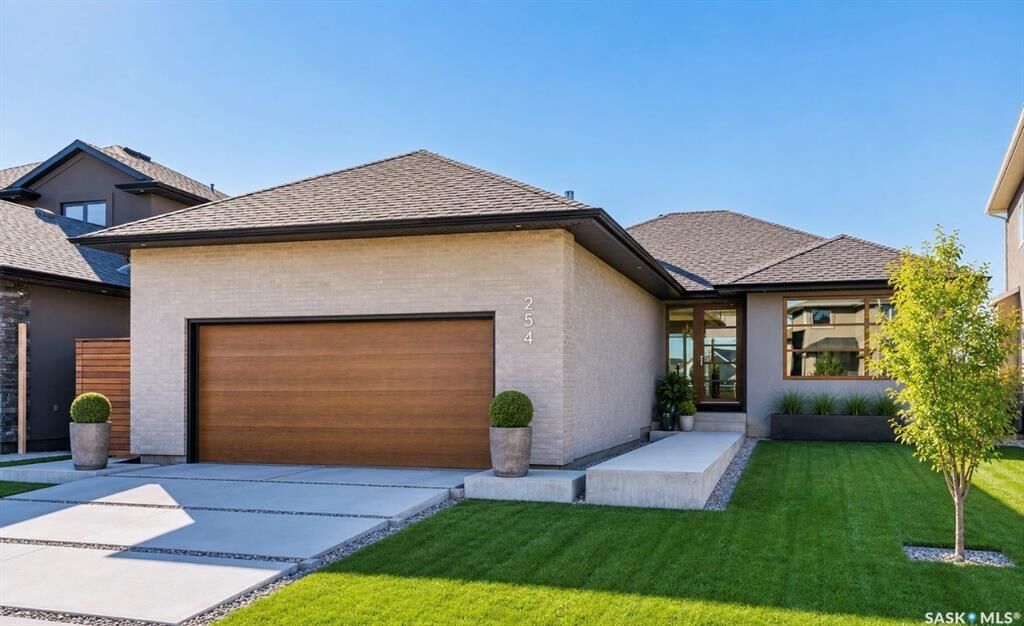 Property Photo:  254 Whalley Crescent  SK S7T 0P1 