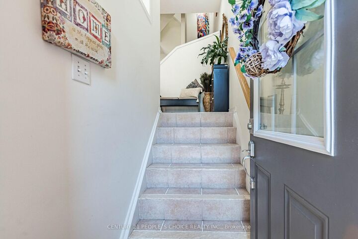 Property Photo:  435 Hensall Circle 29  ON L5A 4P1 