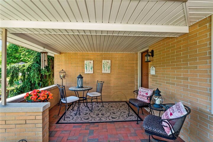 Property Photo:  2490 Jefferson Ave  PA 15301 