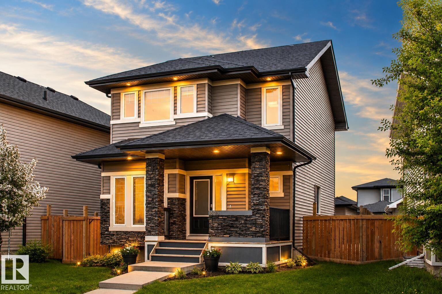 Photo de la propriété: 16015 11 Avenue SW AB T6W 2H6