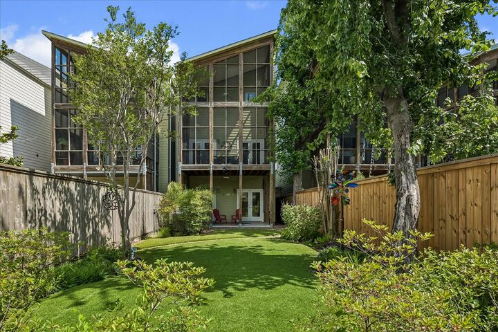 Property Photo:  530 W 26th Street  TX 77008 
