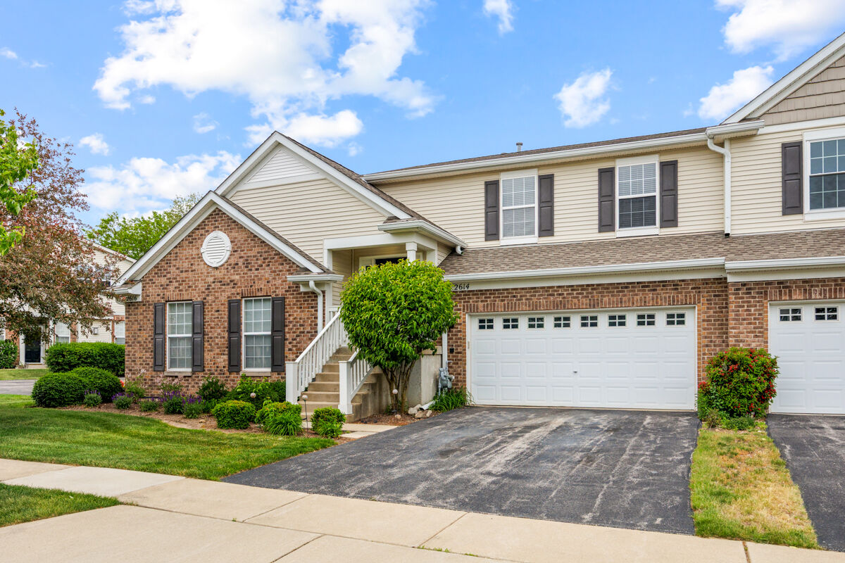 Property Photo:  2614 Loren Lane 2614  IL 60102 
