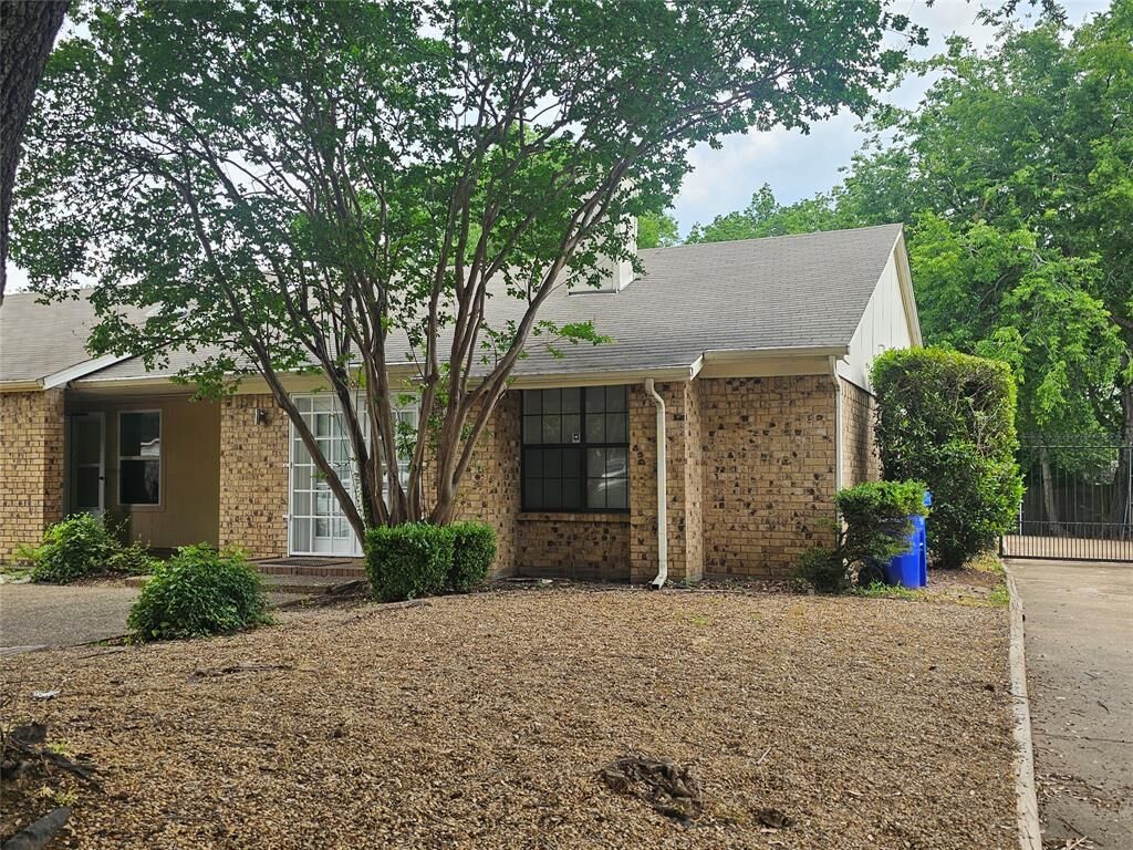 Property Photo:  200 E Denton Drive  TX 76039 