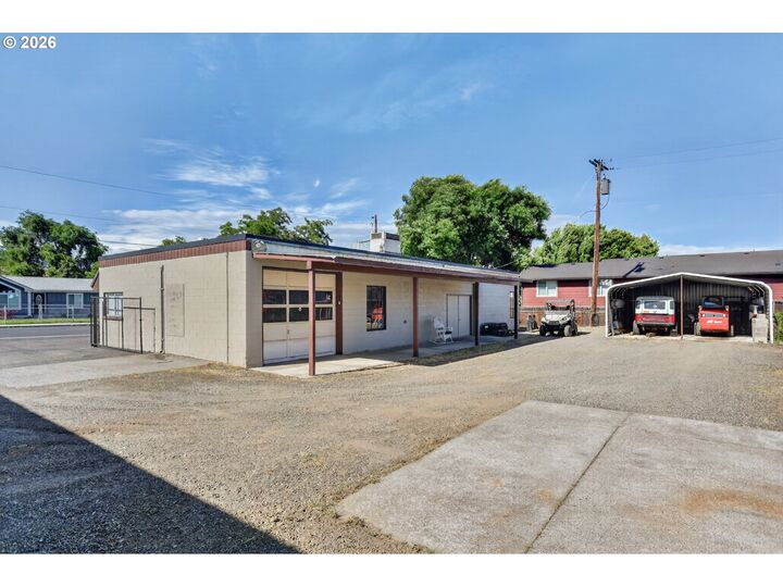 Property Photo:  852 Snipes St  OR 97058 