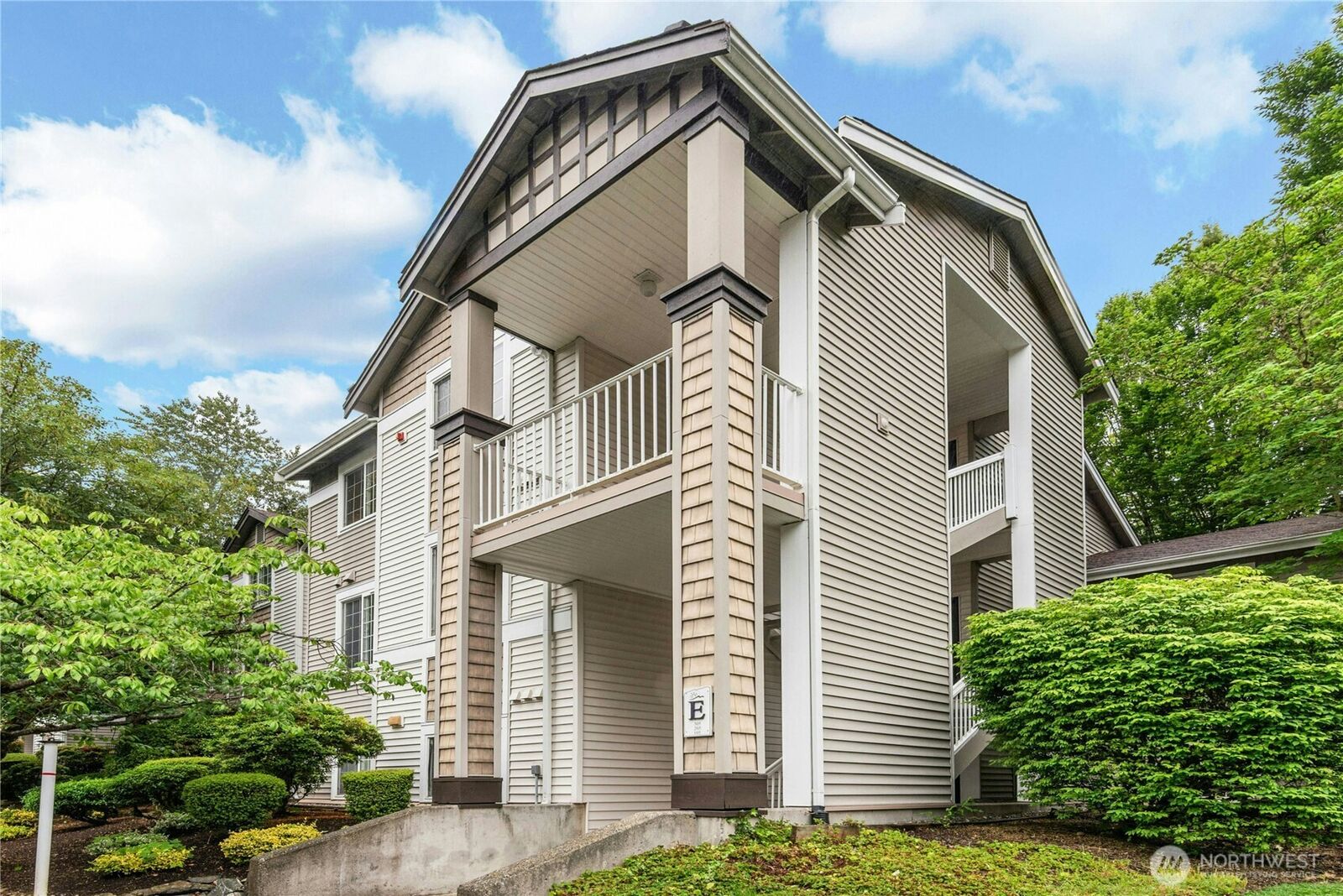 Property Photo:  25235 SE Klahanie Boulevard E305  WA 98029 