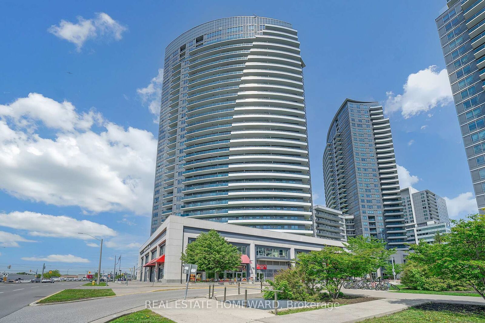 Property Photo: 7161 Yonge Street 1525 ON L3T 0C8