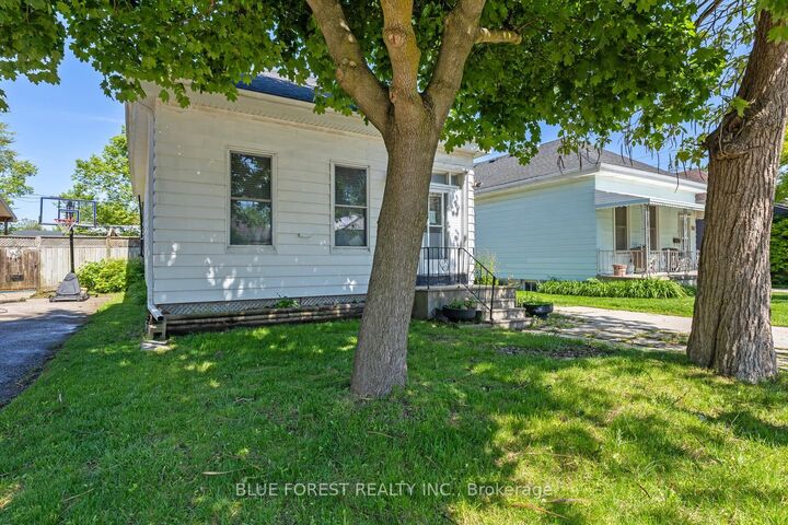 Property Photo: 208 Maitland Street ON N6B 2Y1