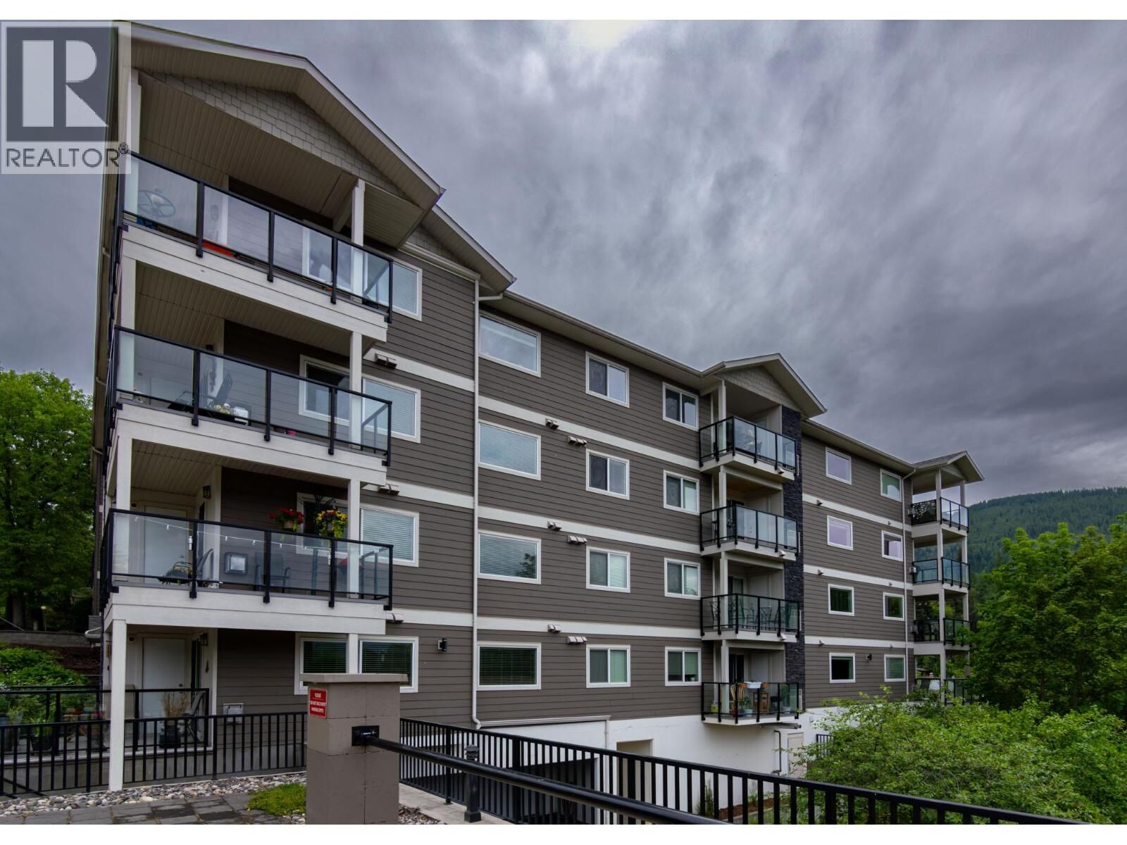 Property Photo:  330 4 Avenue Southeast 402  BC V1E 0E2 