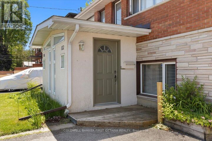 Property Photo:  832 Ivanhoe Avenue  ON K2B 5S3 