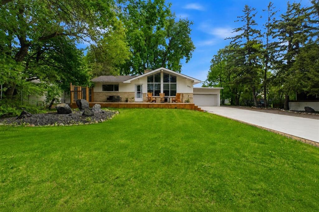 Property Photo:  989 McIvor Avenue  MB R2G 2K1 