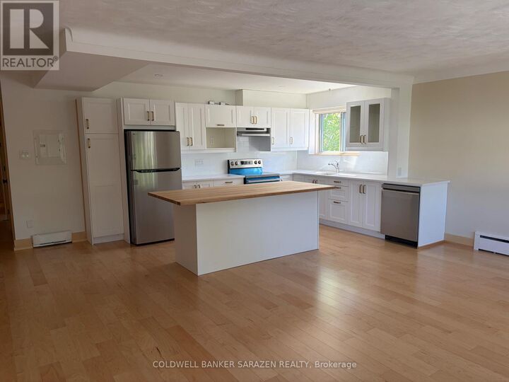 Property Photo:  684 Tweedsmuir Avenue  ON K1Z 5P6 